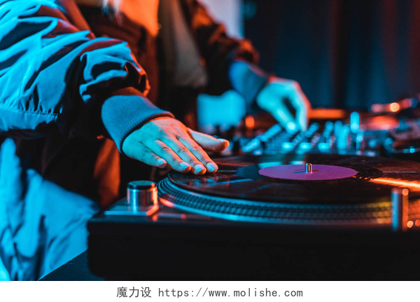 在俱乐部播放音乐的男DJ选择焦点的 dj 妇女触摸乙烯基唱片在夜总会